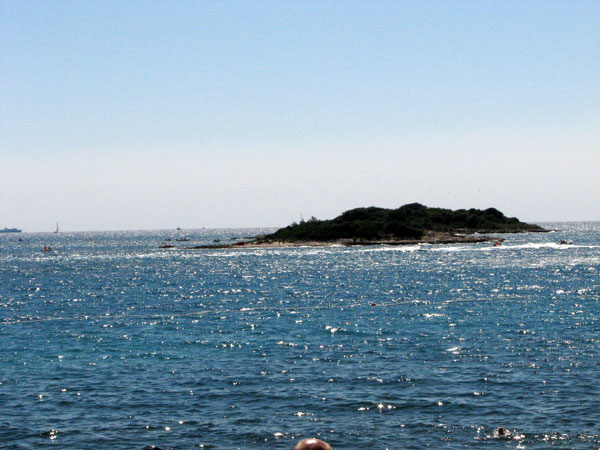 Море и островок напротив нашего