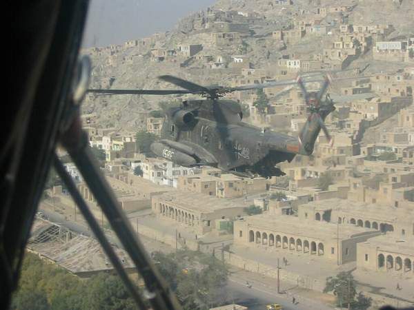 CH53_Heckrampe_Beobachter_Kabul1