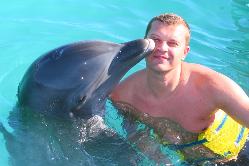 я и дельфин меня целует.JPG