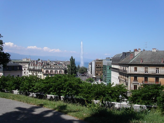 Вид на фонтан из центра города.j