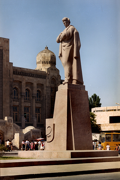 Баку. Памятник Джафару Джабарлы.