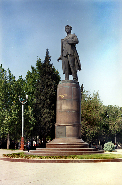 Баку. Памятник Самеду Вургуну..j