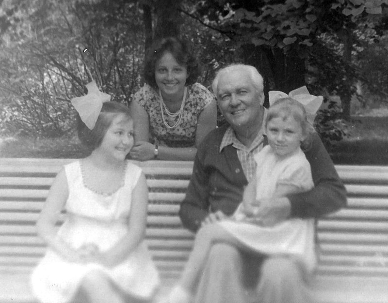С внучками Аришей, Наташей и Лен