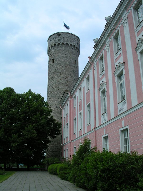 Башня Длинный Герман и дворец То