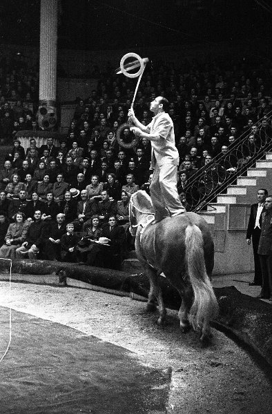 Жонглёр на лошади Попов-2.jpg