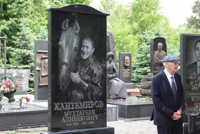 Памятник Мухтарбеку Кантемирову.