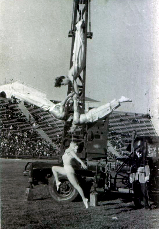 Воздушные гимнасты на стадионе.j