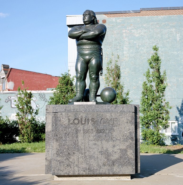 Памятник Луи Сиру.jpg