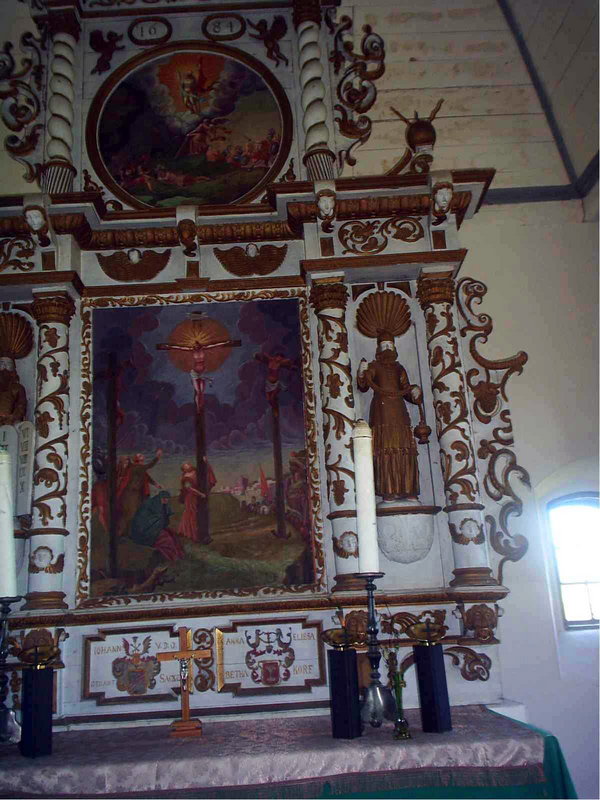 Алтарь в церкви в Зиемупе1.jpg