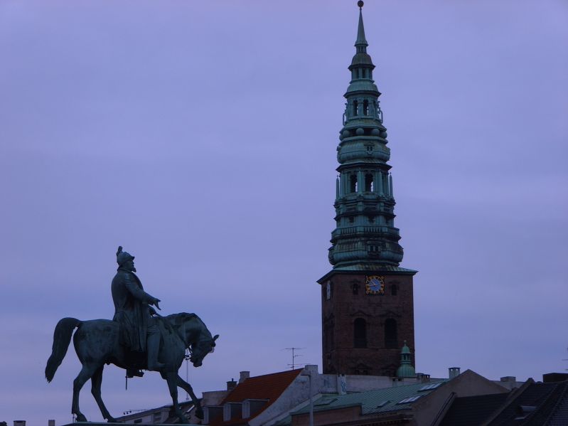 120 В Копенгагене много памятник