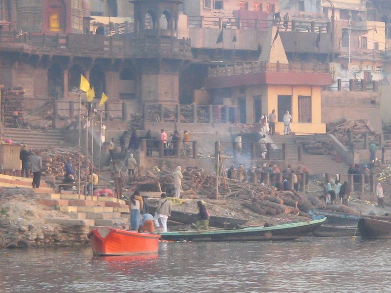 Сожжение усопших индусов на Ганг