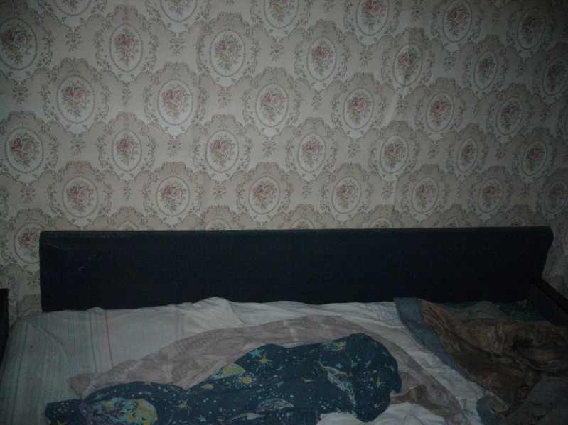 кровать в маленькой комнате