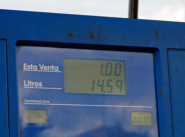 На бензоколонке 32 рубля 60. Бензин в Венесуэле. На бензоколонки один литр стоит 43. На бензоколонке литр бензина стоит стоит 37 руб 40 копеек. Цена бензина в Венесуэле в рублях 2021.