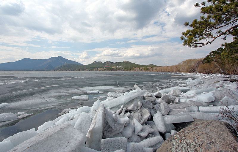Ледяные торосы на озере Боровое