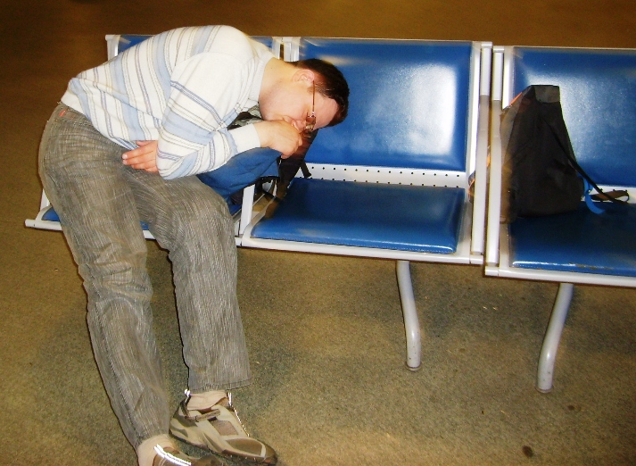 Эд спит в аэропорту