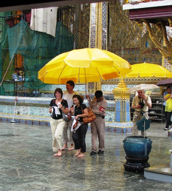 Спасение туристов от дождя