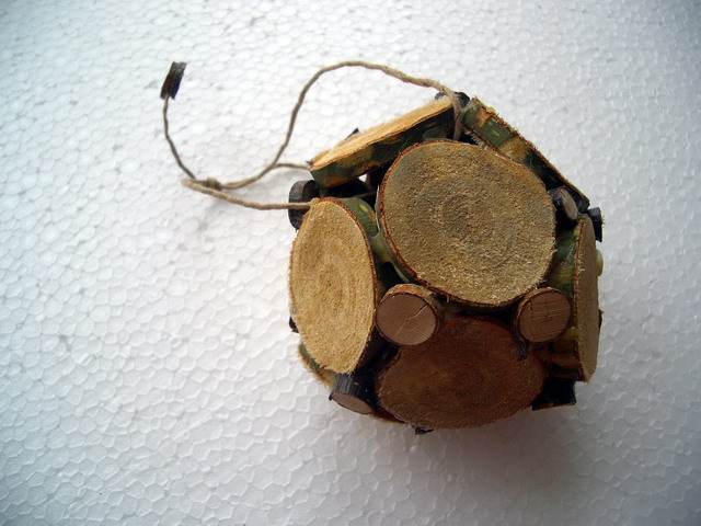 шарик из деревянных кругляшков
