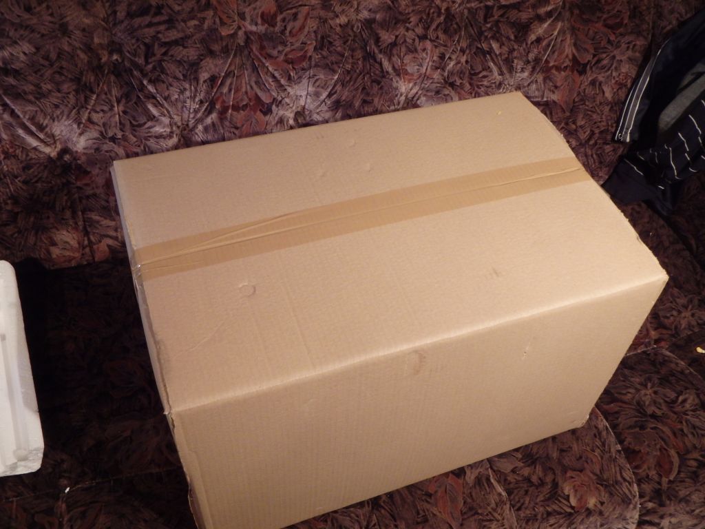 Продам коробку большую. Коробки для отправки. Почтовые картонные коробки. Коробка посылка. Упаковка посылки.