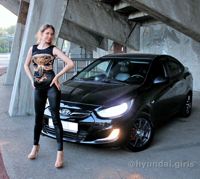 Hyundai Solaris girls.jpg