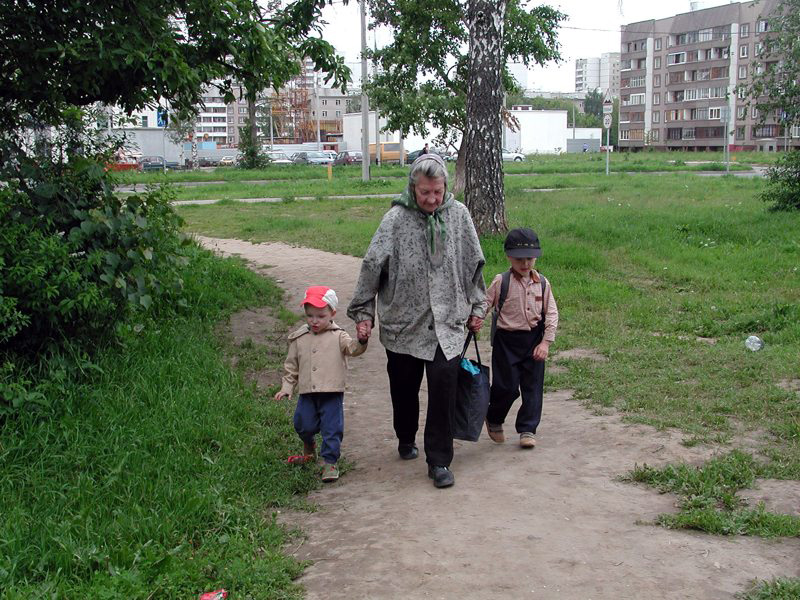 Бабушка с внуками.JPG