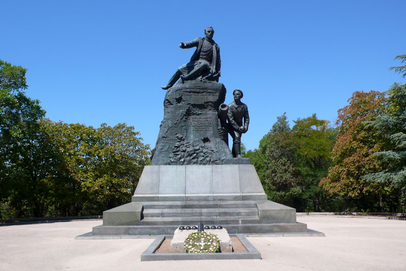 Памятник адмиралу Корнилову на М