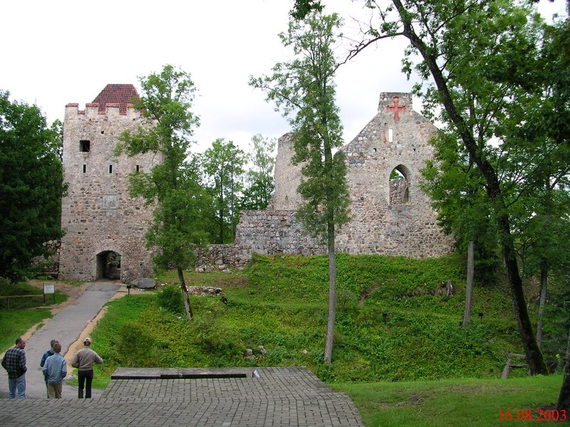 Руины замка в Сигулде. Латвия.JP