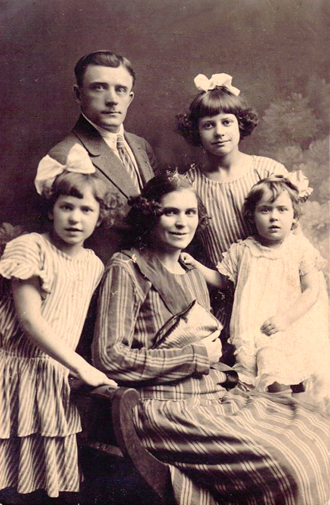 Фото семьи Кухарж-Кох 1926г.из а