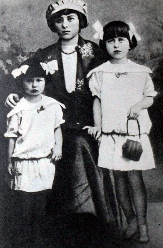 Раечка Ахаткина с мамой и сестро