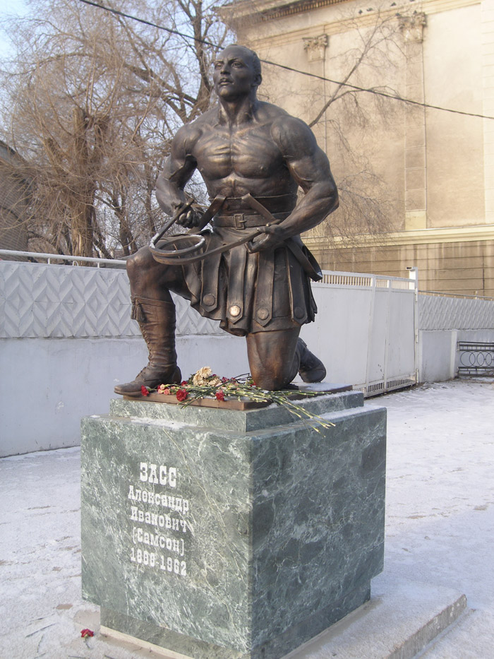 Александр ЗАСС. Памятник перед ц