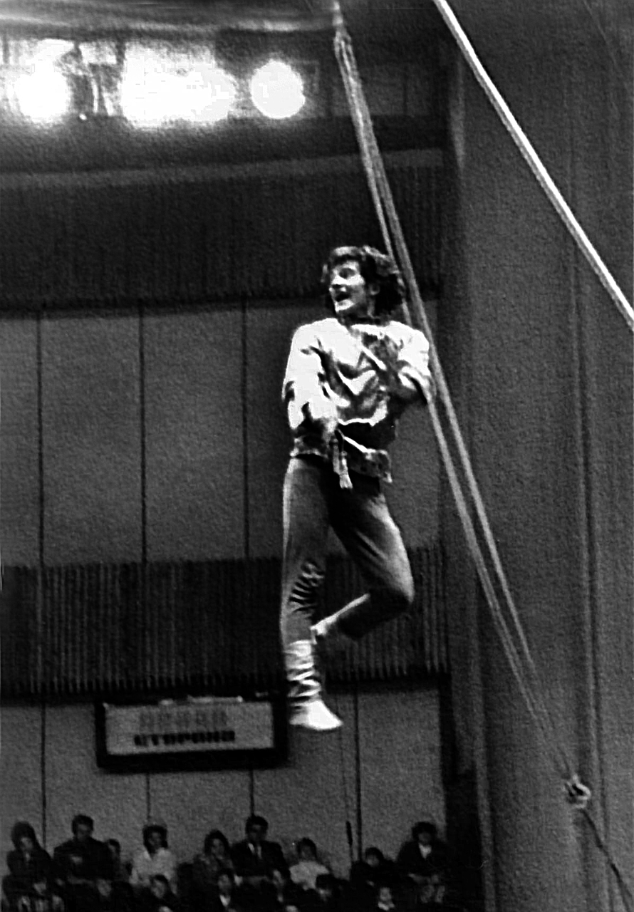 Игорь Беляев в прыжке (1975 год)