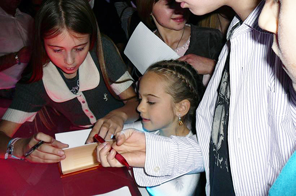 Саша Королева раздает автографы
