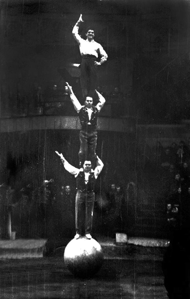1956год. Акробаты на шарах Рогат