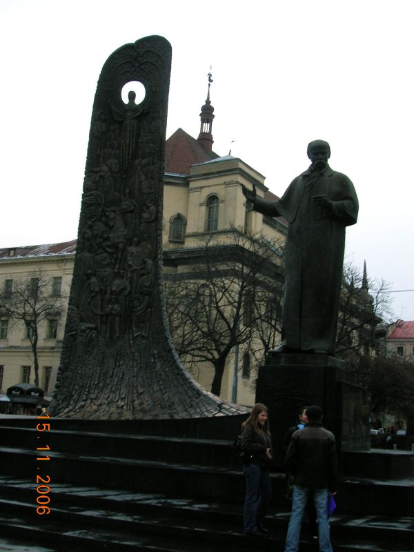 Памятник Шевченко и его героям