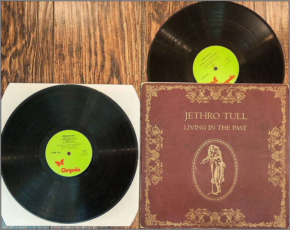 JETHRO-TULL-Living-in-the-Past-1